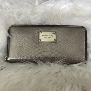 ✨Michael Kors Silver Snakeskin Leather Wallet